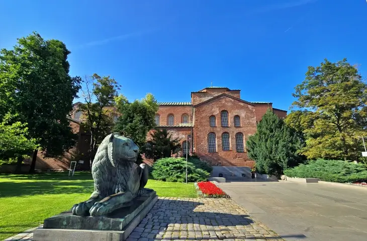 Sofya Sveta Sofia Kilisesi önündeki aslan heykeli ve sönmeyen ateş